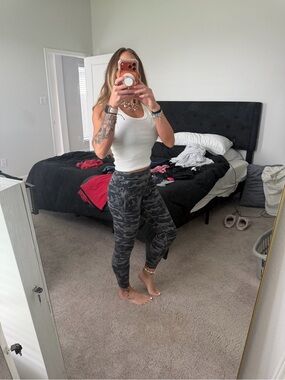 Alphalete Gray Camouflage Leggings
